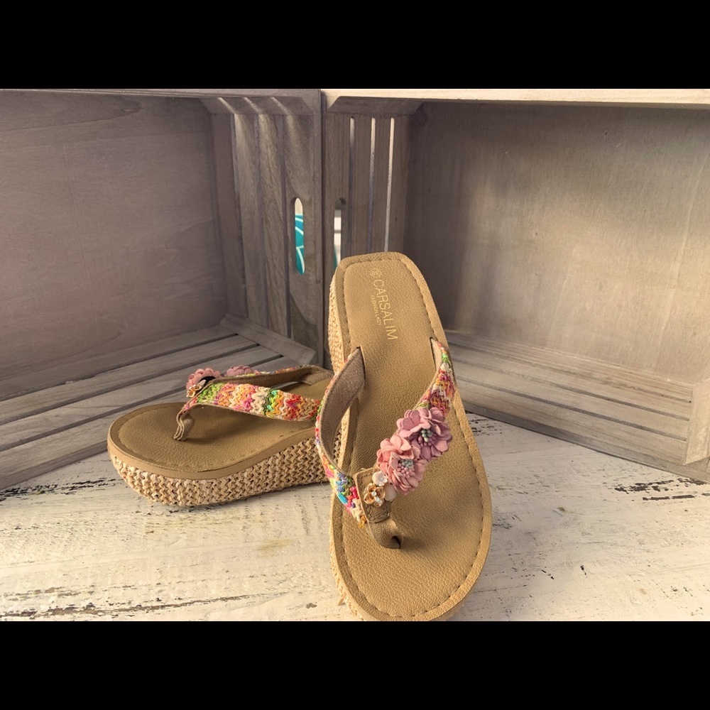 Carsalim Wedge Thong Sandal Size 8 Flirty Fun Floral & Natural comfy design